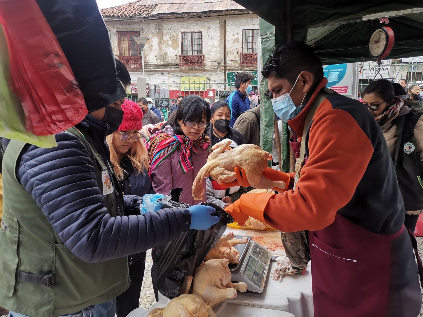Este domingo, en la plaza Villarroel: Feria “Del campo a la olla” ofrecerá el kilo de la carne de pollo a Bs 13,50 000000000 FERIA COCHABAMBA