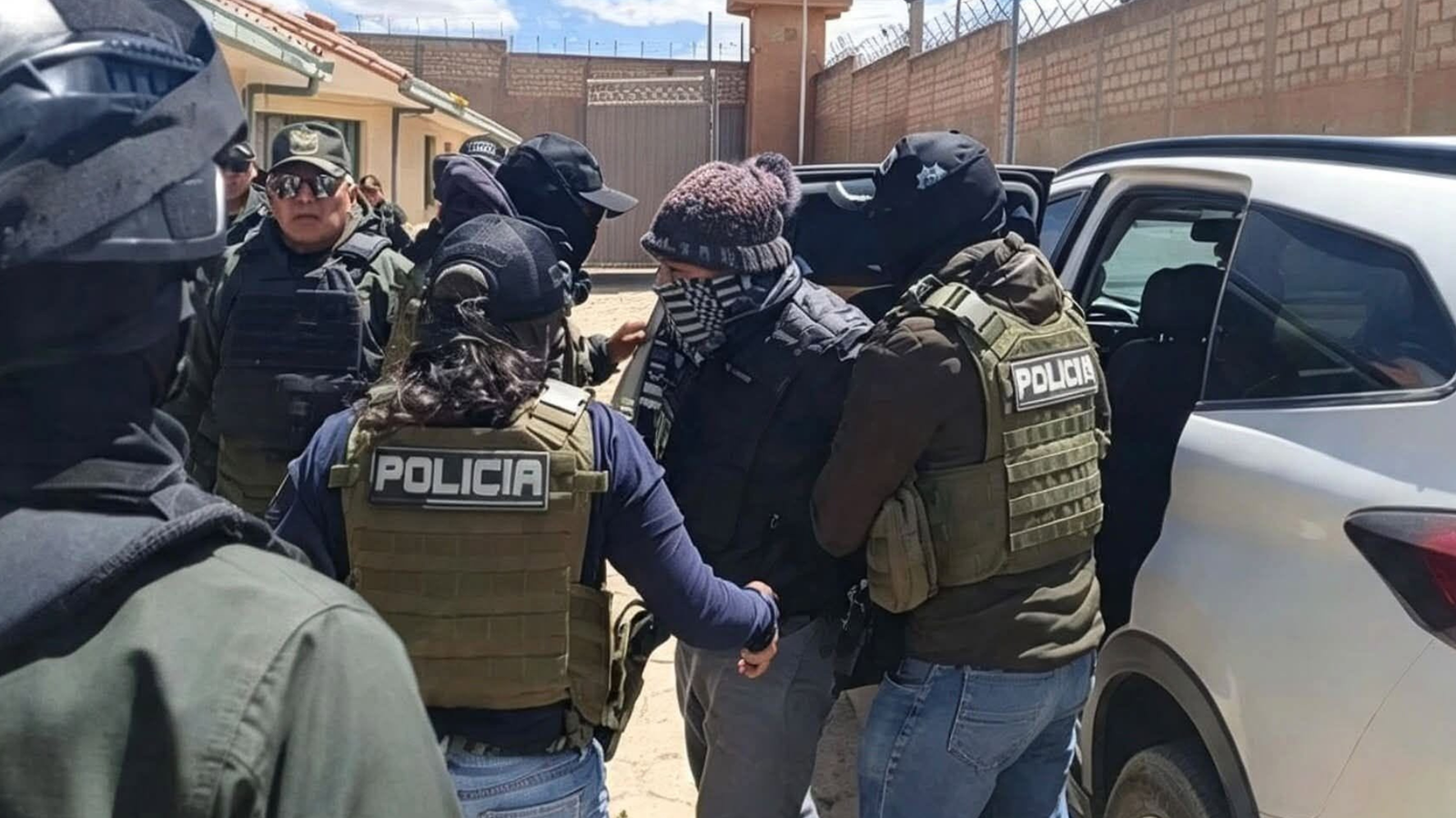 Roger Mariaca ingresa con el rostro cubierto y enmanillado al penal de Cantumarca para cumplir detención preventiva 004 100