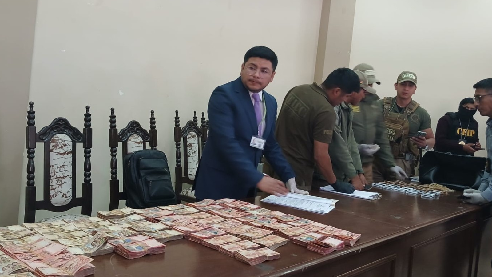Investigan a capitán de la Policía por resguardar Bs 1 millón vinculado a Roger Mariaca 004 2026 10 06T170352.835
