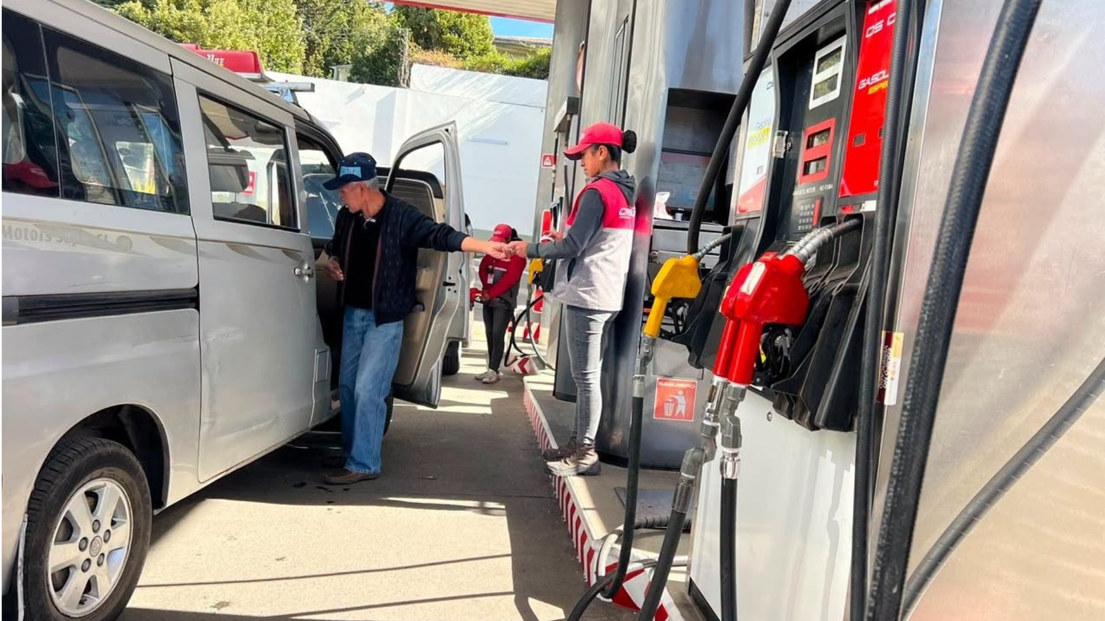 Gobierno y una federación de choferes de La Paz acuerdan levantar el bloqueo de placas para el carguío de combustible 004 2026 10 12T152906.984