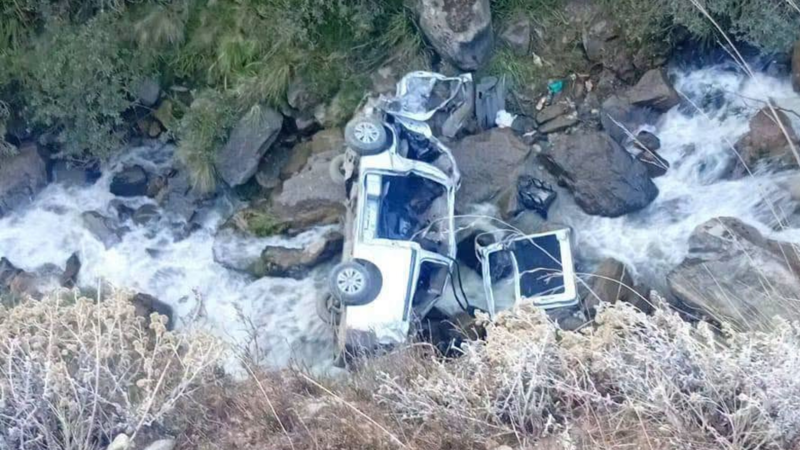 10 personas murieron y 4 resultaron heridas tras embarrancamiento de un minibús en la carretera hacia los Yungas 004 2026 10 12T160750.953