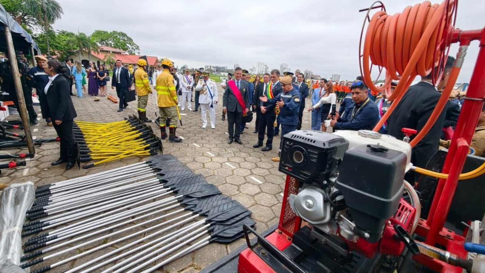 Gobierno entrega equipos y uniformes a bomberos militares para reforzar lucha contra incendios forestales 004 2026 10 12T170717.893