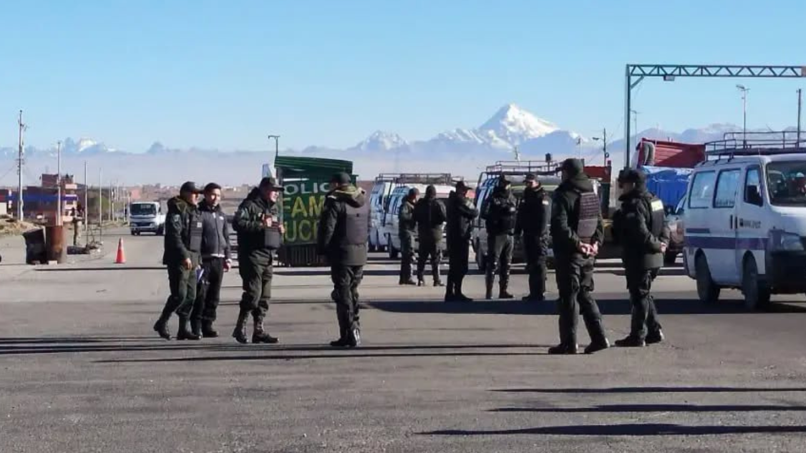Policía y Fuerzas Armadas activan puntos de control en carreteras de La Paz ante marcha anunciada por evistas 004 2026 10 12T173321.000