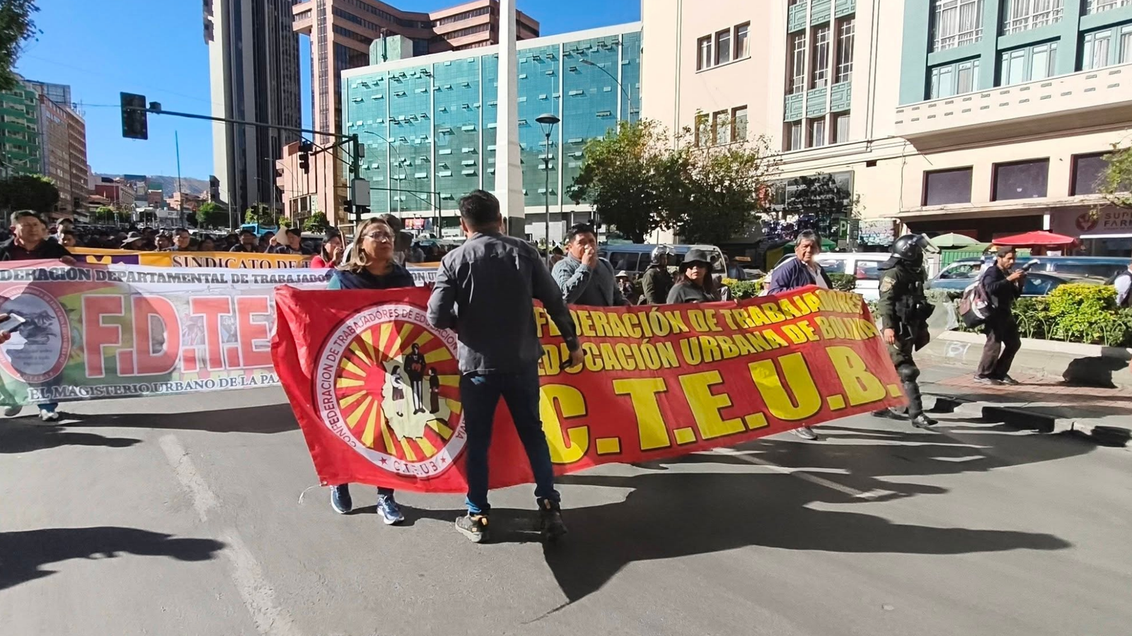 Magisterio Urbano se moviliza en centro paceño en rechazo al traspaso de institutos tecnológicos a gobernaciones 004 2026 10 15T163212.194