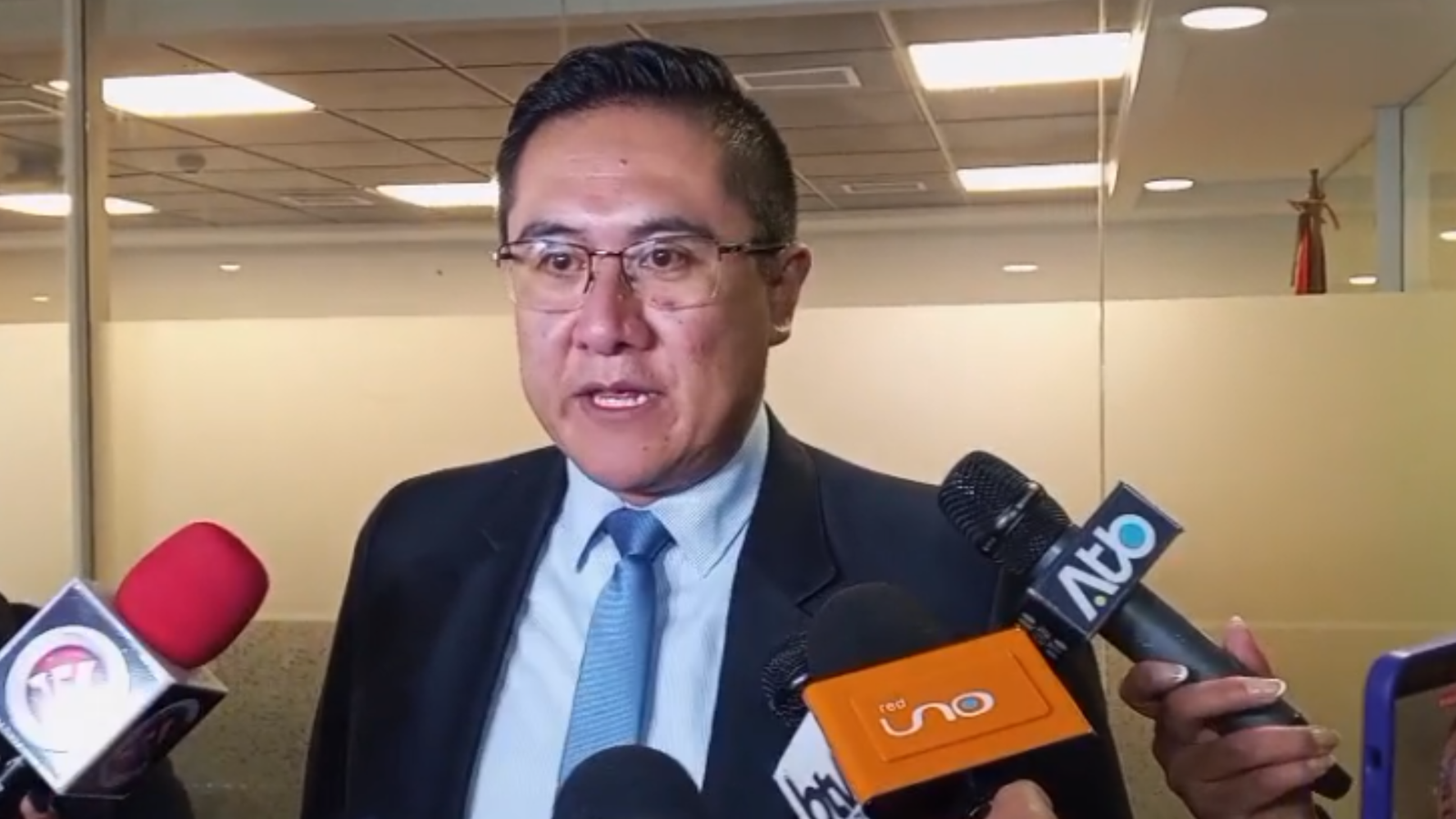 Ministro de Economía comparece ante la Comisión de Planificación para informar sobre el crédito del FMI y pide apoyo de la Asamblea 004 3