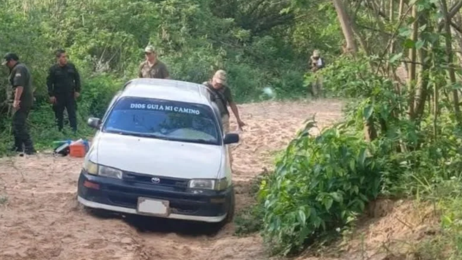 Santa Cruz: Hallan cuerpo sin vida en maletero de taxi sin placa cerca del río Piraí, en La Guardia 004 44 1