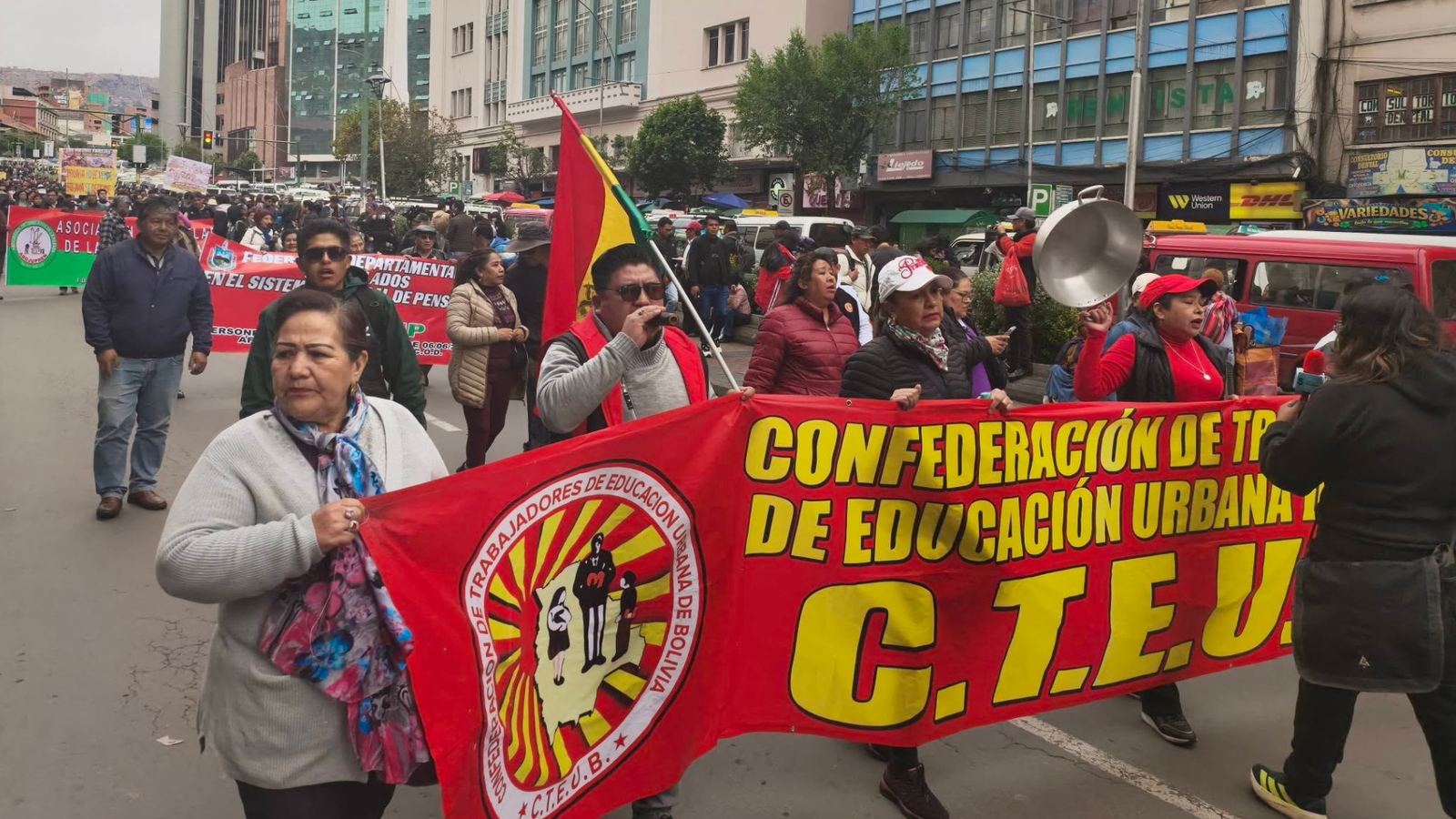 El magisterio urbano marcha en La Paz en rechazo a las medidas económicas y exige abrogar el Decreto 5716 004 52