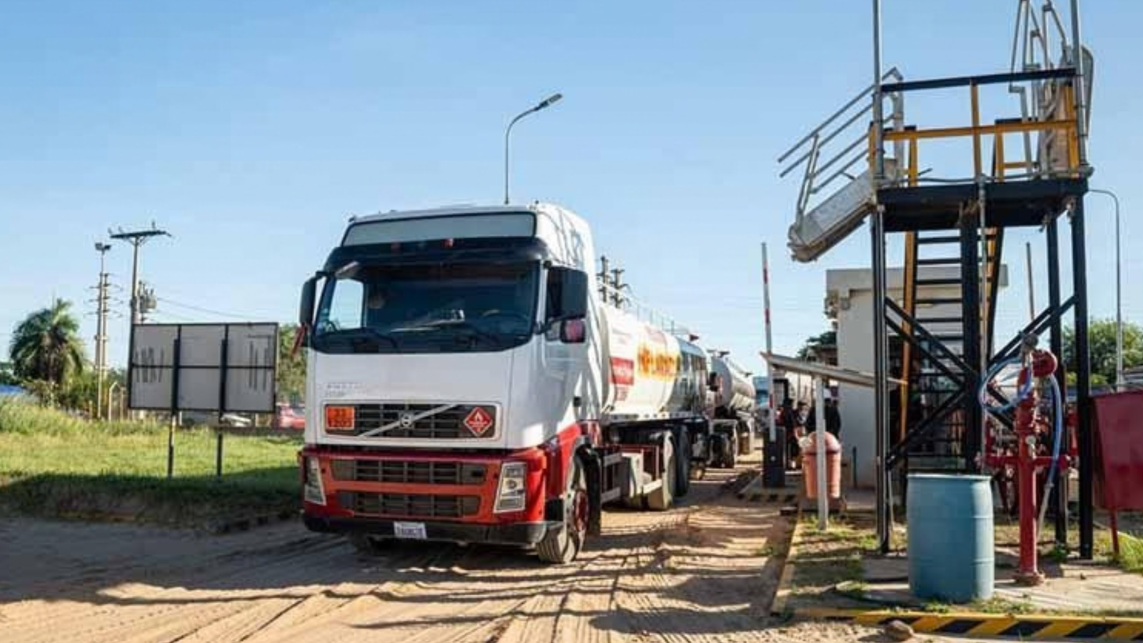 Ministro Blanco asegura que el abastecimiento de combustible se normaliza tras acuerdo con cisterneros 004 59