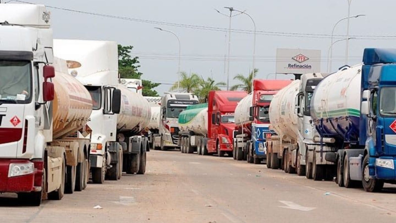 Cisterneros paralizan distribución de combustibles a nivel nacional y exigen reunión con el presidente Paz 004 20260919 180950 0000