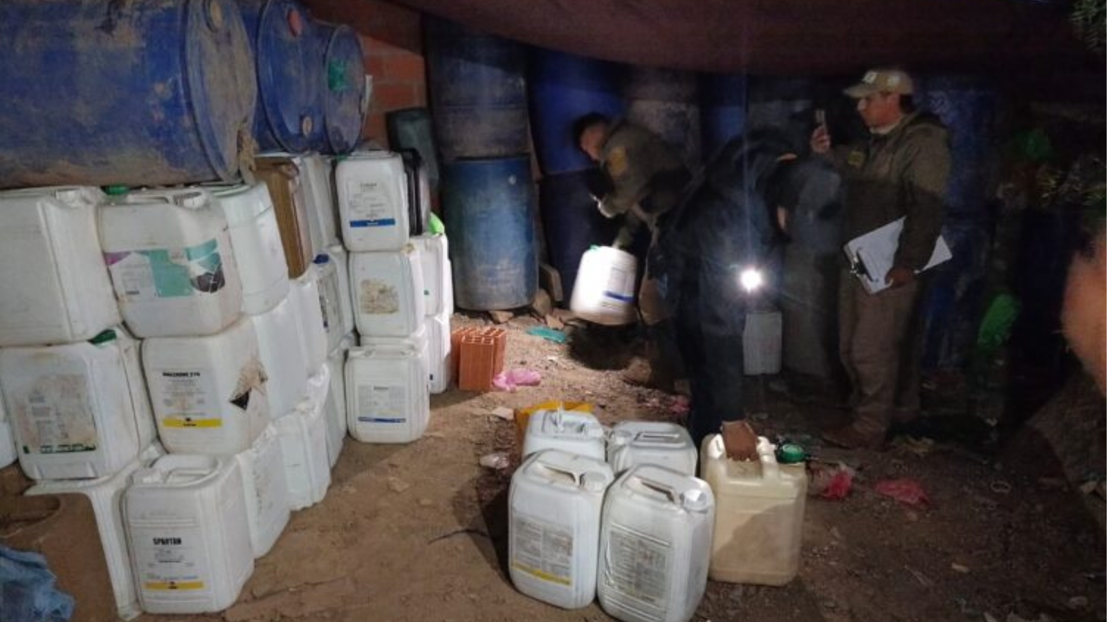 Decomisan 13.000 litros de gasolina acopiados ilegalmente en un domicilio en Sucre 004 20261018 103208 0000
