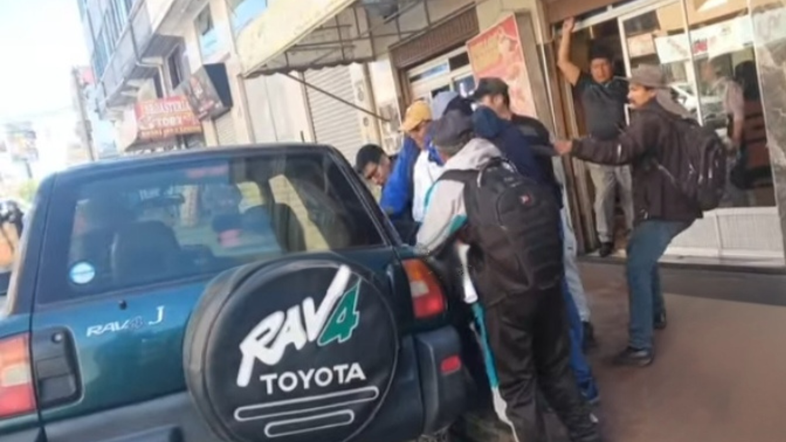 Aprehenden al senador suplente suspendido Nilton Condori antes de un ampliado en El Alto 004 20261018 121652 0000
