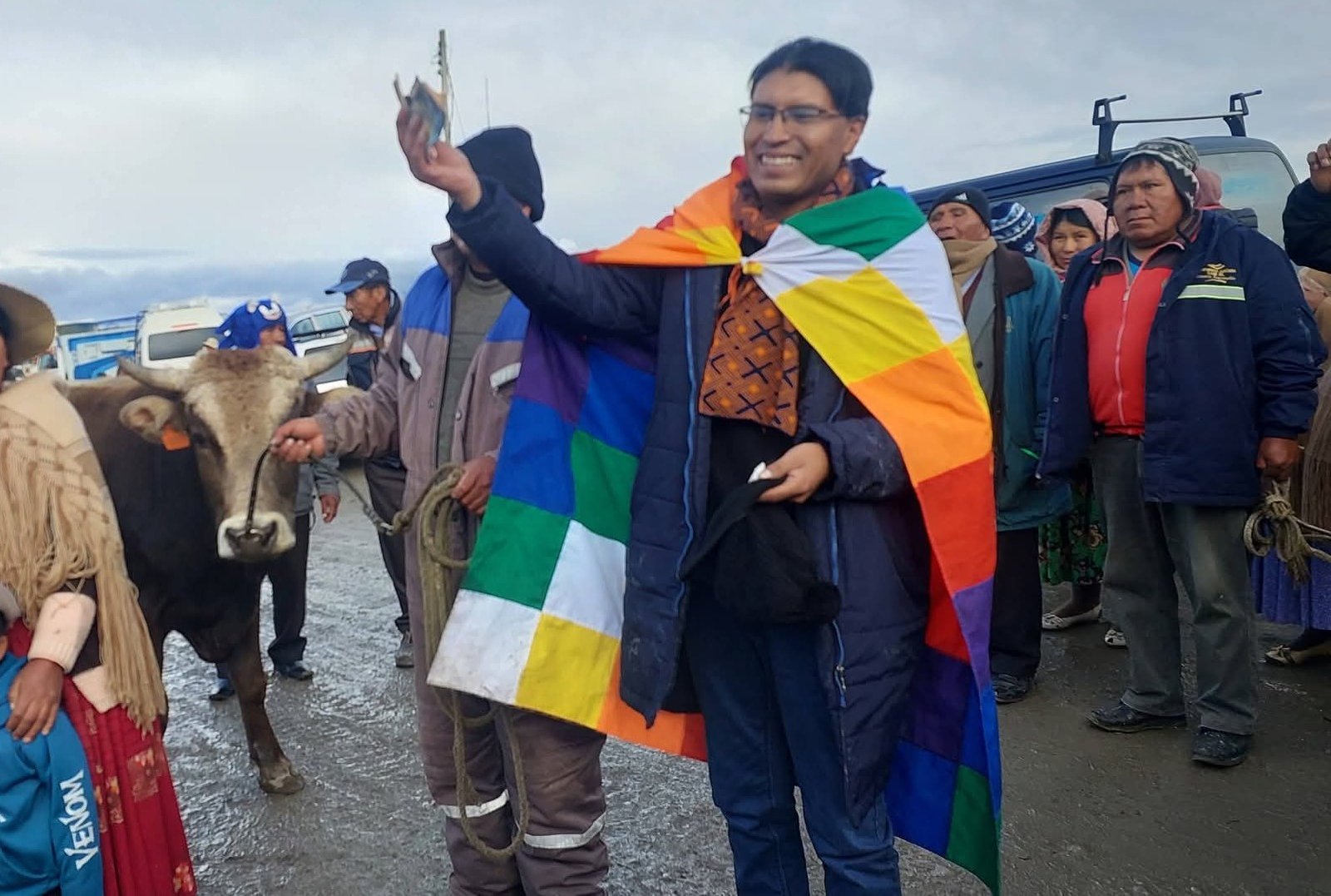 Senador Condori vendió su «toro de la democracia» para financiar gira de consulta sobre recorte salarial a legisladores 1000179045