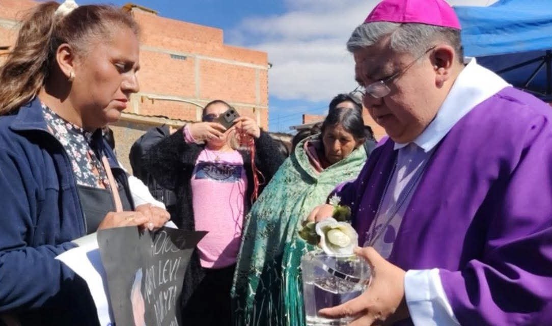 “Había gente más preocupada por el dinero”: Obispo de El Alto lamenta indiferencia en tragedia aérea 1000188323