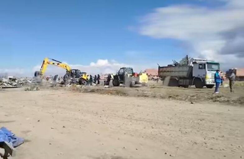 Maquinaria pesada retira los restos de la aeronave accidentada en El Alto 1000188354