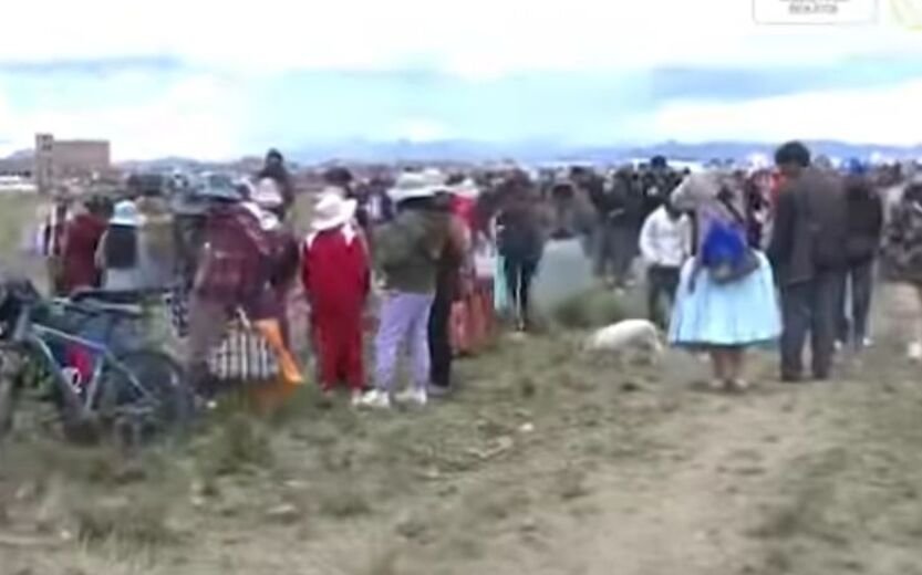 Siniestro aéreo: Levantan perímetros de seguridad y personas ingresan en busca de billetes 1000188362