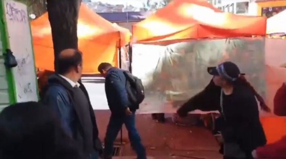 Lanzan tomates a dirigentes de la COB en pleno centro de La Paz 1000221396