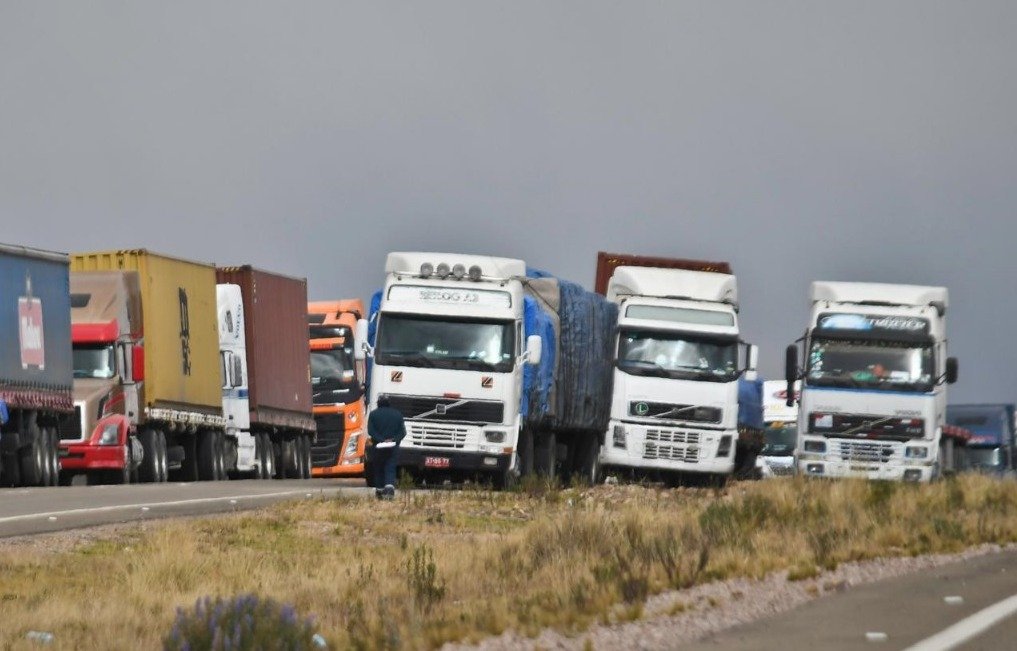 Transporte denuncia hasta 400 camiones varados en la frontera por reducción de horario en Colchane 1000227491