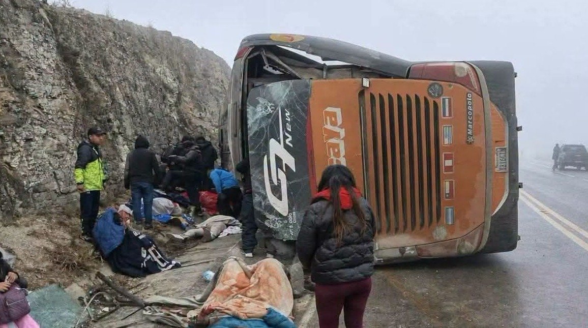 Vuelco de bus en Tarija deja tres fallecidos y una decena de heridos 1000244572