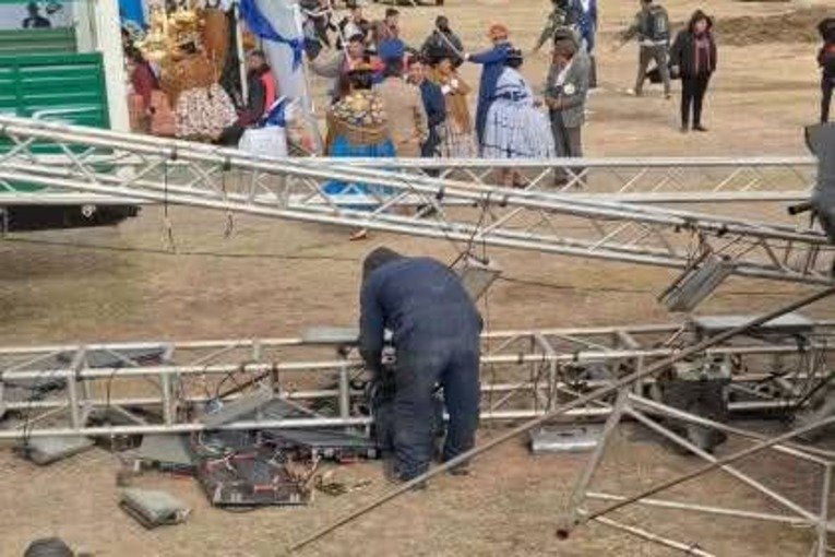Fuertes vientos provocan desplome de escenario musical durante fiesta patronal en Viacha 1000258514