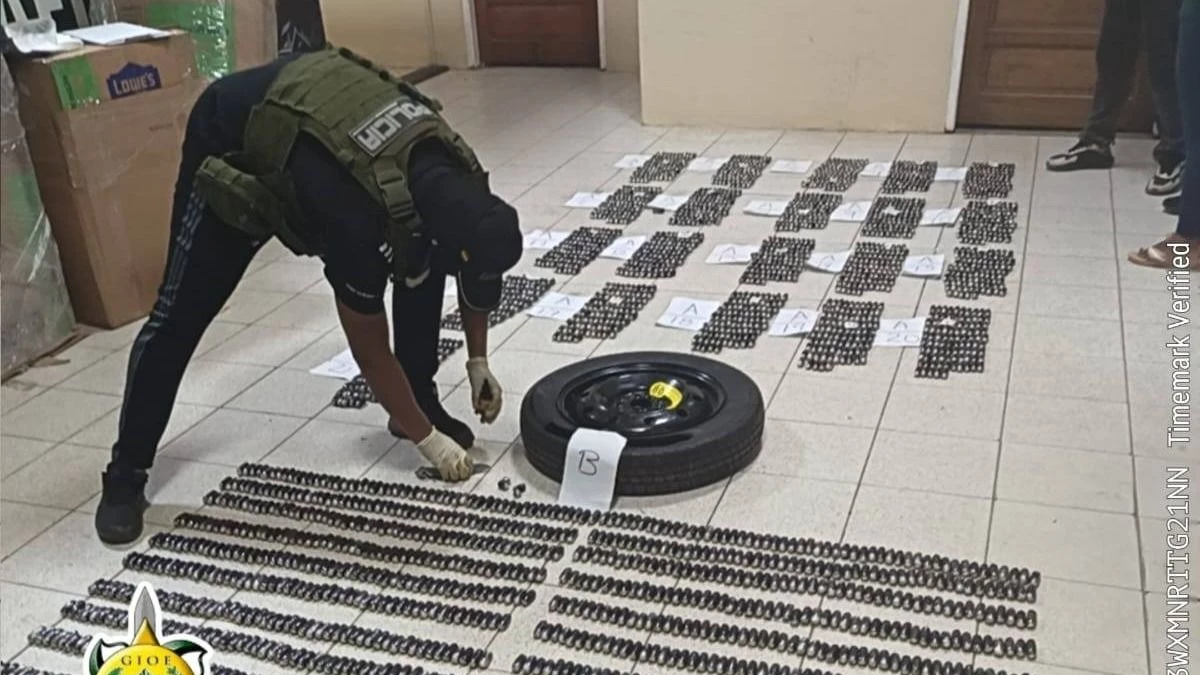 Santa Cruz: Interceptan una vagoneta con más 3.000 cápsulas de cocaína; hay dos aprehendidos 1771846052103