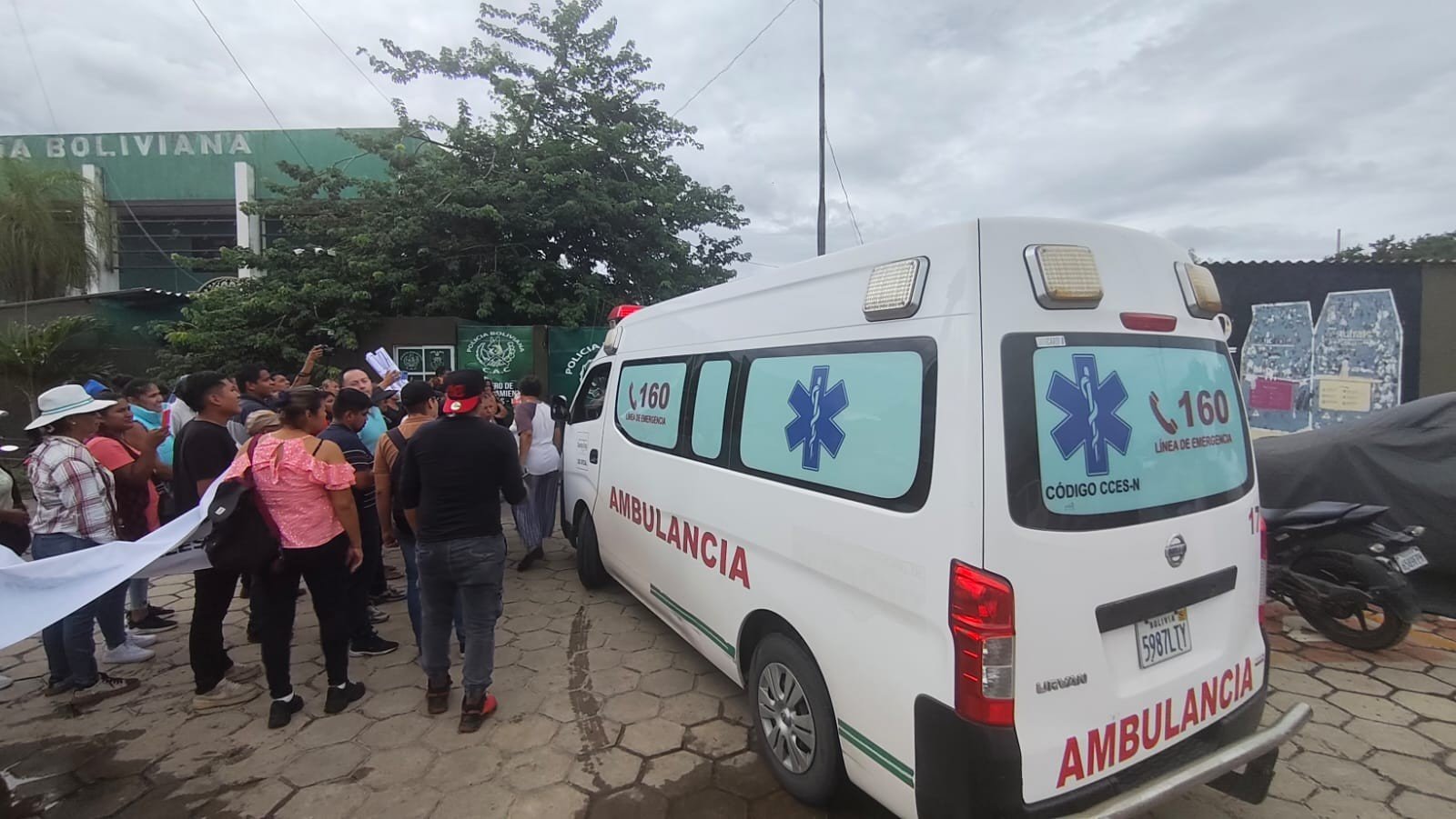 Jhonny Fernández es trasladado en ambulancia tras descompensarse en la DELCC 1771963050806