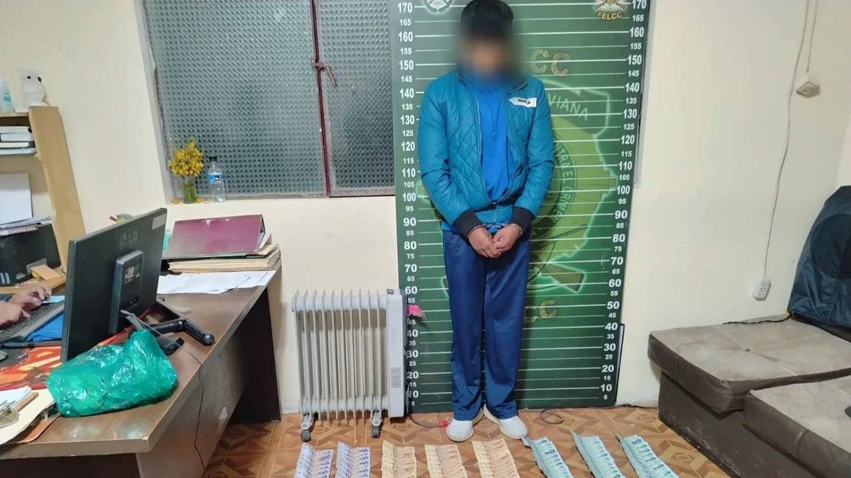 Detienen a joven con Bs 5.210 en billetes serie B tras accidente del Hércules C-130 1772485641102