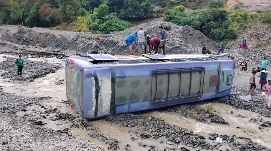 Bus vuelca en la vía La Asunta–Chulumani y deja varios heridos 1774625278303 e1774629388738