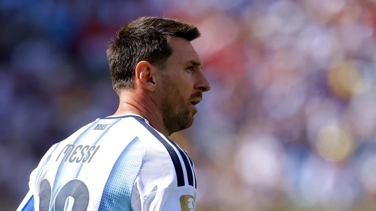 Messi regresó a Argentina en un avión privado, sin contacto con aficionados 1784638309073
