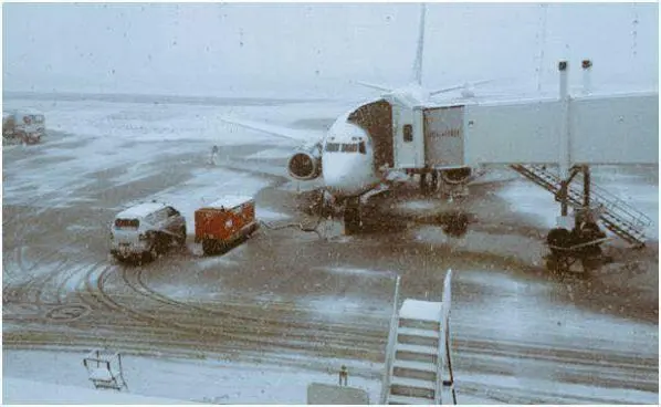 Aeropuerto de El Alto retoma operaciones tras nevada y mejora del clima, reporta Naabol 2015N168243