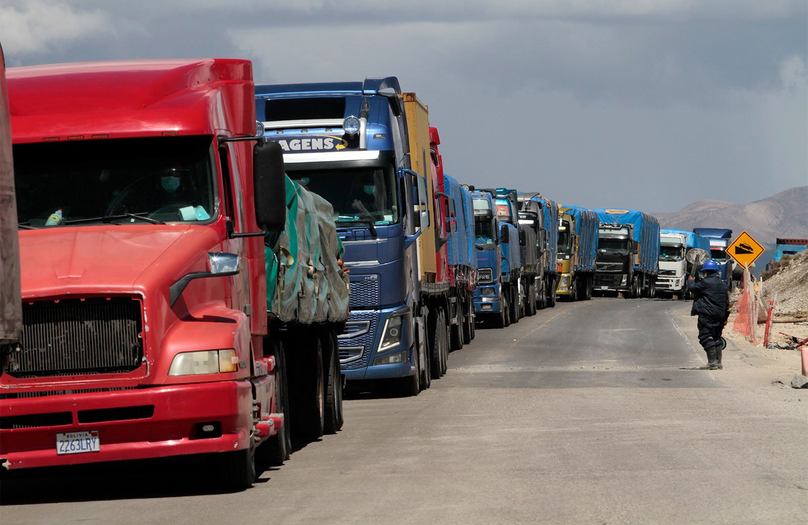 Transporte pesado de La Paz cotizará, cobrará y facturará fletes en dólares al tipo de cambio flexible del BCB 2022012121360199426