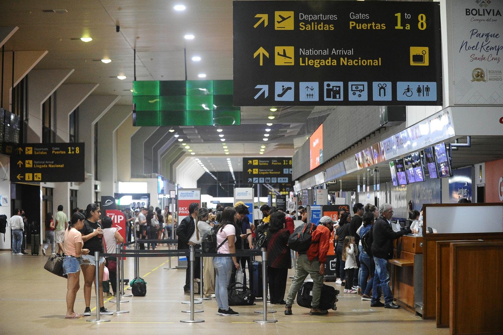 Justicia libera a 12 cubanos retenidos en aeropuerto cruceño y ahora alistas solicitudes de asilo 2024032813550483159