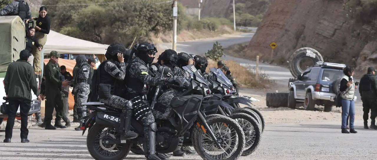 Inicia operativo para desbloquear la ruta entre La Paz, El Alto y Oruro tras el estado de excepción 20260618308017 efectivos policiales 101 15861195 20260620102852