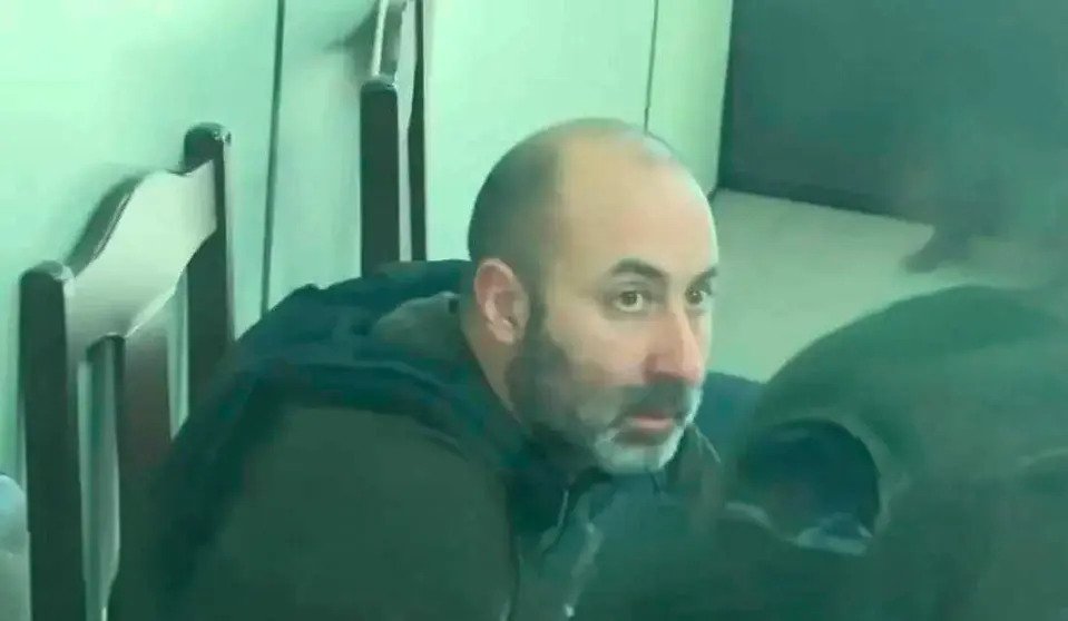 En Chonchocoro, interceptan un celular que pretendía ser ingresado para Cerimedo 2026092509381449397