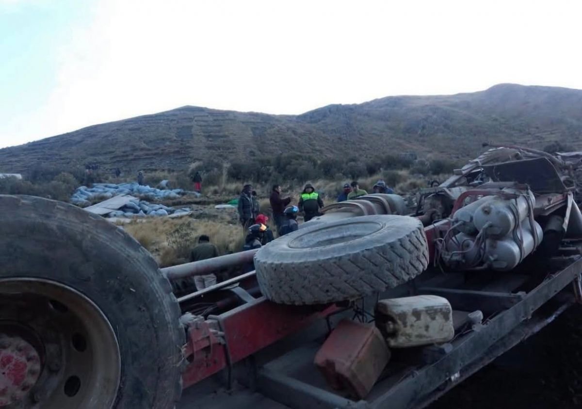 Nueve heridos, entre ellos cuatro niños, deja embarrancamiento de un camión en Cochabamba 2258b014 b295 4436 9783 f7a4bb9af4a4