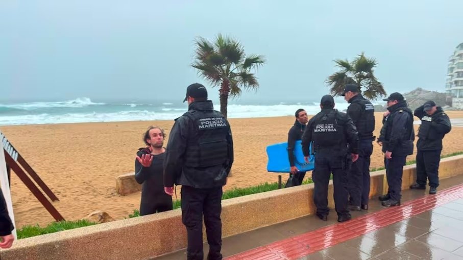 Detienen a dos personas por surfear en la costa central en pleno temporal en Chile 2YOWEULJK5ABLN3RE33O5Y67WY 1