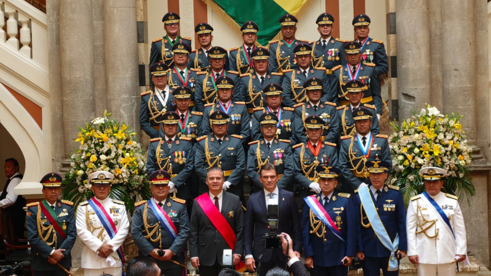 Gobierno asciende a nuevos generales de las FFAA y la Policía; acto fue encabezado por Rodrigo Paz 3400 20261031 130908 0000