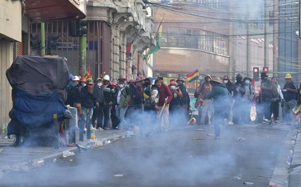 Con gases y petardos, la COB y Policía se enfrentaron en el centro paceño tras reunión con el Gobierno 39ddd2b6 38c4 4eac ab40 0845e12e3c5e
