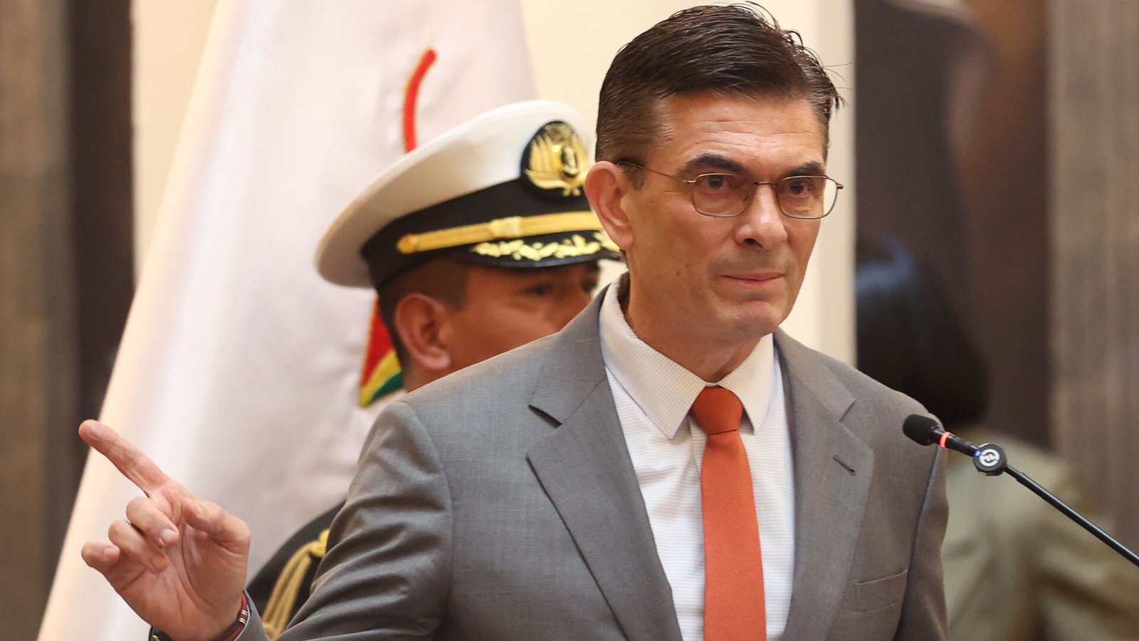 Paz anuncia plan para eliminar el subsidio a los combustibles en el país 3FVQ4RQJBBFD7DWPYDMPKVBRZ4
