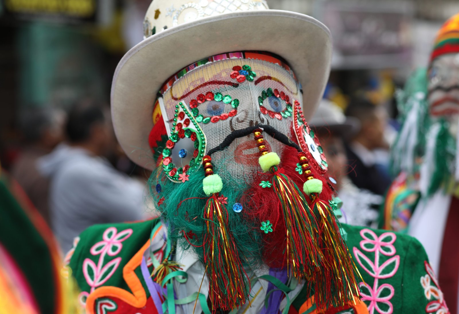 Chofer disfrazado de chuta provoca choque y deja 16 heridos en El Alto 42070be88e0569d87e121521795e8f6b0b6a2eec scaled