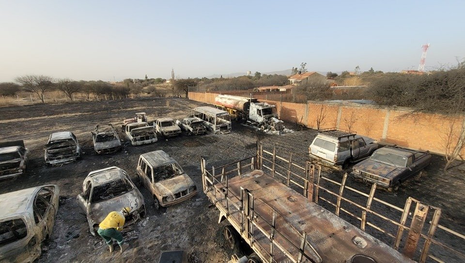 Video: Más de 60 vehículos incautados se incendiaron en un depósito de Dircabi de Tarija 456458877 907400871420699 5245521429979037842 n