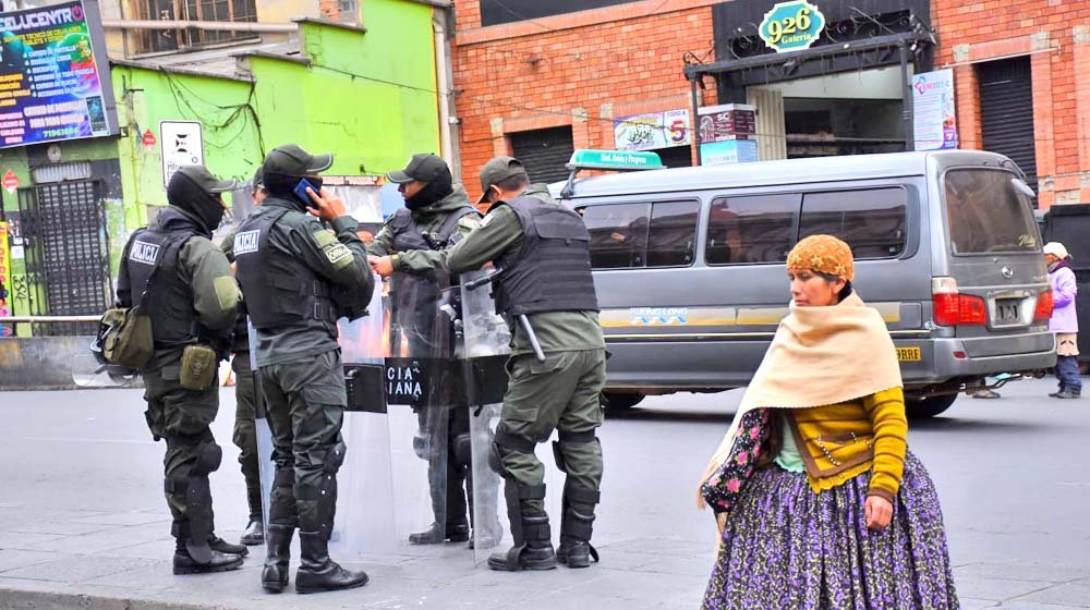 Policía reporta 19 puntos de bloqueo de choferes en La Paz 464303195 962518865918229 2479069403600218936 n