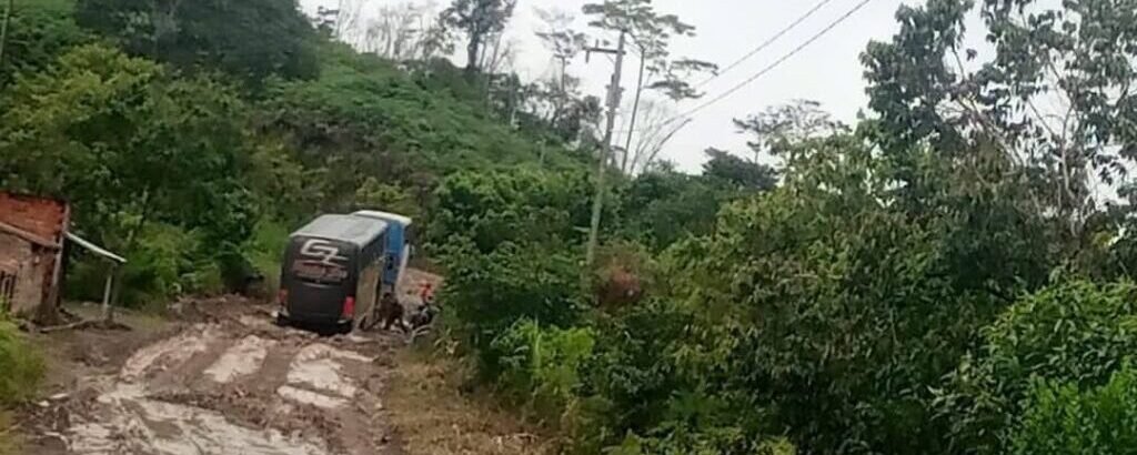 Comerciantes de Apolo exigen el arreglo de la carretera que impide la llegada de los alimentos 491290120 1443949510371282 1874394531145593298 n 1024x768 1 e1757114852418