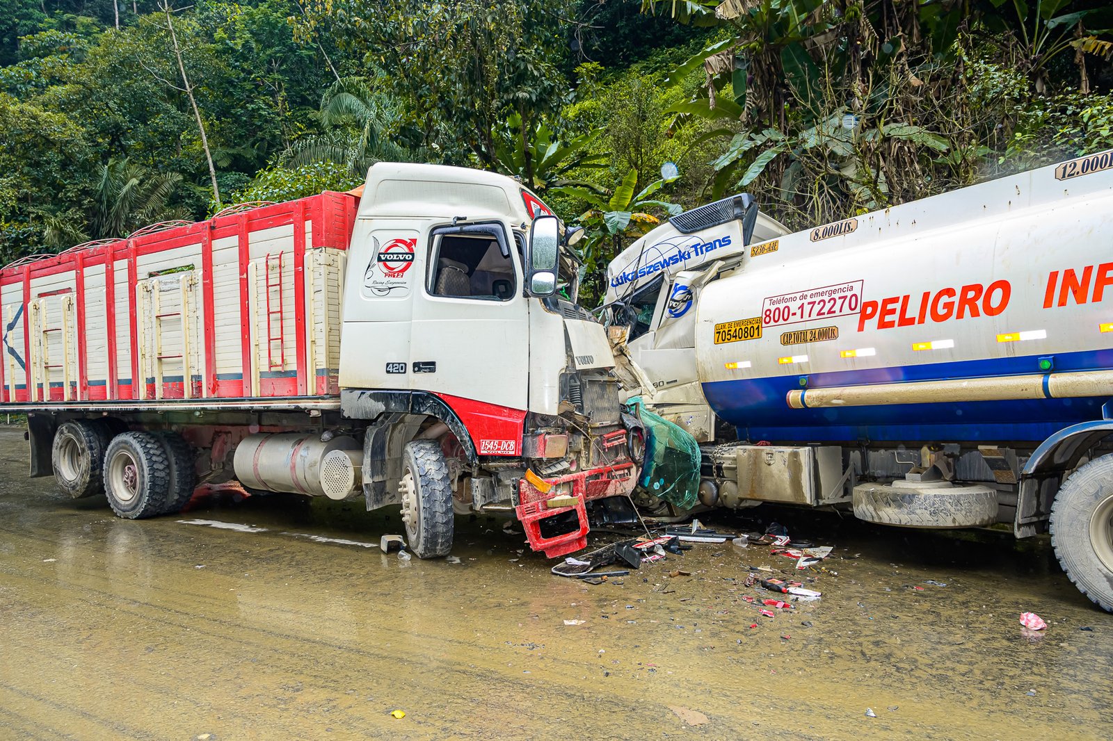 Choque entre camión y cisterna en carretera Caranavi-La Paz deja a dos conductores heridos 499351271 1200891361412166 3449980319498723607 n