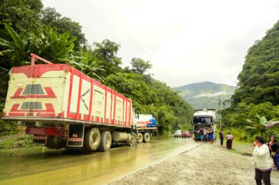 Choque entre camión y cisterna en carretera Caranavi-La Paz deja a dos conductores heridos 5 500827133 1200891341412168 3375071759077856457 n