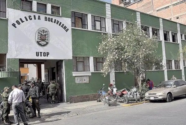 Evistas agreden verbal y físicamente a policías de la UTOP en Cochabamba 501197843 716825491093873 4101128349722138877 n