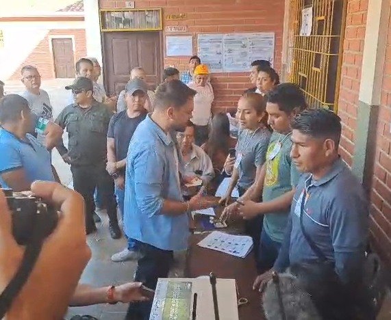 Eduardo Del Castillo al momento de sufragar aseguró que “cuidarán voto a voto” 533541169 1200381535455963 770643835973890464 n