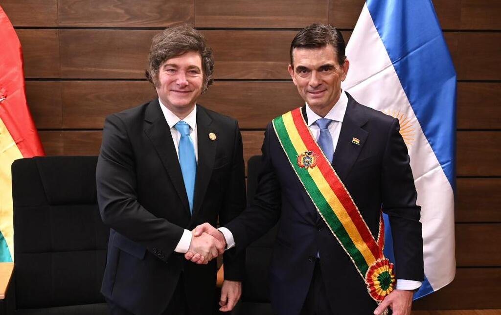 Paz y Milei se estrecharon la mano tras el acto de posesión del nuevo Gobierno 577665518 122236183460136608 3820272624592342968 n 1