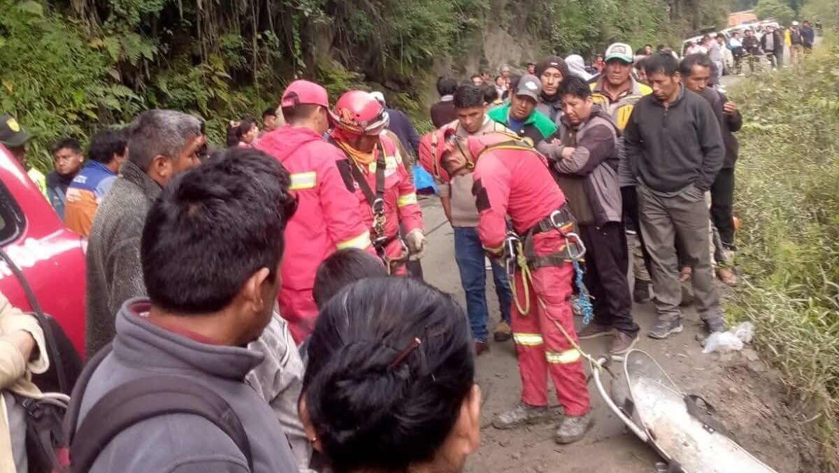 Al menos cuatro fallecidos y tres personas heridas tras que un camión cargado con coca se precipita en los Yungas 596272866 879050638435871 6090125760806240853 n e1765208175295