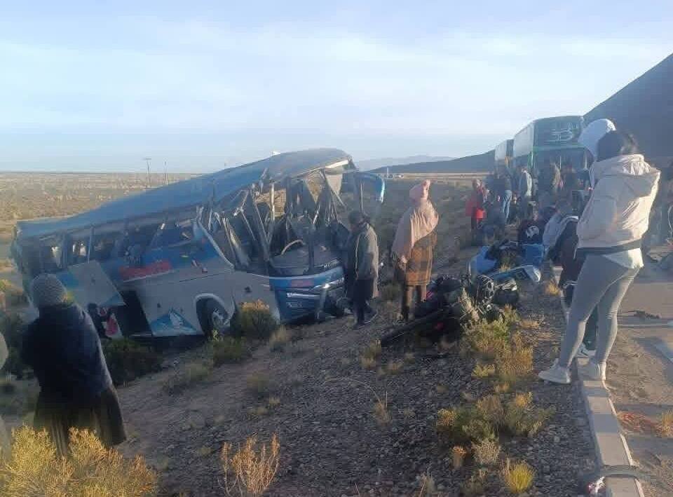 Un bus vuelca en la carretera Oruro–Potosí; hay tres muertos y nueve heridos 596750920 1436116328514044 4053029062483728074 n 1