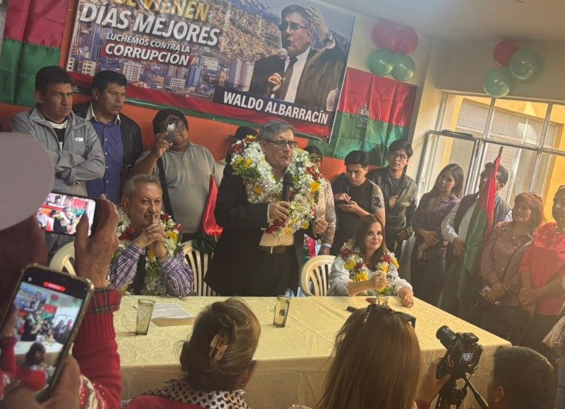 Waldo Albarracín lanza su candidatura a la Alcaldía de La Paz junto a Casimira Lema y Fabián Yaksic 600291523 1464985825632996 8673920298703667319 n